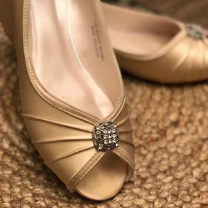 11w David’s bridal Wedges - Champagne
